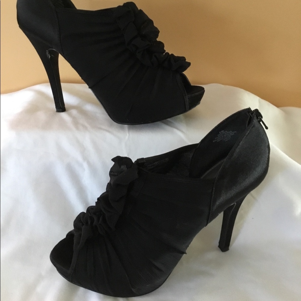 ⬇️ PRICE DROP ⬇️ Beautiful ruffled black booties.